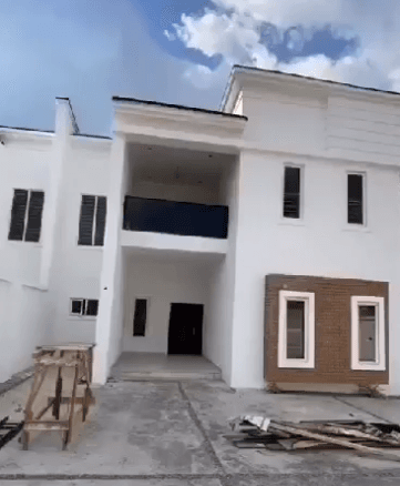 double duplex of 4 bedrooms with one room BQ and security house